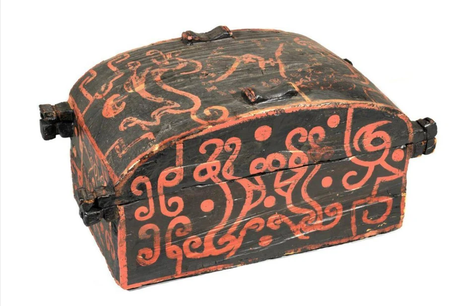 The lacquer box from the Tomb of Marquis Yi of Zeng (c. 433 BCE), Hubei province — black-and-cinnabar lacquerware bearing the complete list of all 28 Lunar Mansion names, the earliest known physical record of the system.